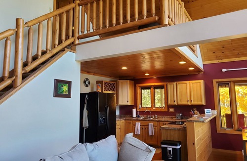Loretto House | Rock Lake Retreat: Sun, Water & Relaxation – The Ultimate Summer Escape!