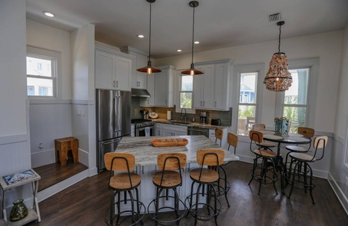Sunnyside House | Rock Lobster: Beautiful Beach House across from the GULF with Shared Pool