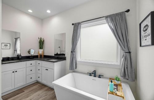 Bella Vista Ski Chalet | Rocky Ridge Chalet Hot tub Woodland views on the Back 40 Trail