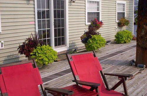Thompson Square - Bunker Hill Boat Rental | Romantic Boston Harbor Houseboat Stay for 2 people. A/C. Close to Freedom Trail.