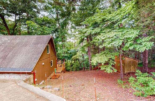 Beaver Shores Cabin | Roomy mountain-view cabin with a loft, wrap-around deck, WiFi - dogs OK
