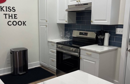 South Park Cottage | Ruby Red Haven – Chic Downtown Retreat Dayton