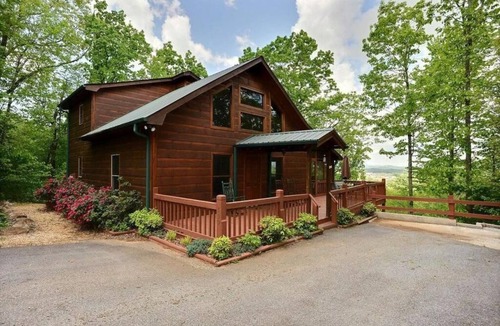Blue Ridge Cabin | S'more fun, s'more cheer, it's best time here in heart of Aska!