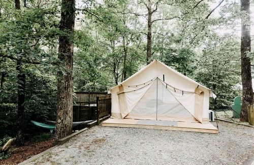 Dawsonville RV Rental | Safari Tent with Fire Ring & Outdoor Hammocks in Dawsonville, Georgia