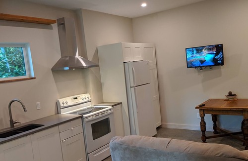 Sandy Hook Apartment | Sandy Hook Studio with full kitchen/ stones throw from Beach