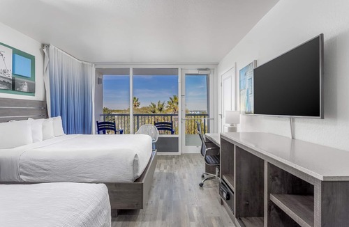 Fort Walton Beach Hotel | Seaview Sanctuary with Outdoor Pool Near Fort Walton Beach Landing Park