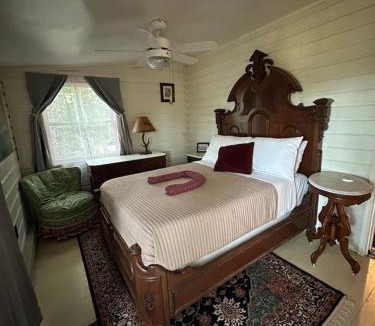 Aspers House | Secluded Orchard Cabin Mountain Views, Wineries, & Peaceful Escape