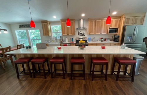 Thurston House | Secluded property on 14 forested acres, 18 minutes to U of O.