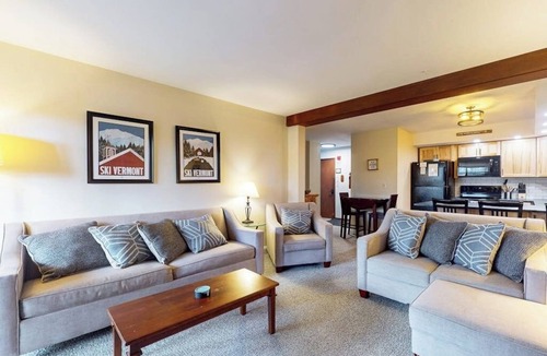 Mendon Condo | Secluded ski condo near Killington with fast WiFi, shared outdoor pool, & tennis