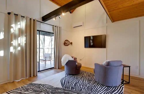 Gentry House | Secluded Studio Getaway with Outdoor Living and Trails Near Siloam Springs, Gentry, AR