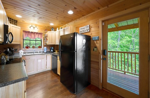 Sevierville House | Serene Mountain Getaway⭐️Views⭐️Gated Community⭐️Hot Tub⭐️Wildlife!