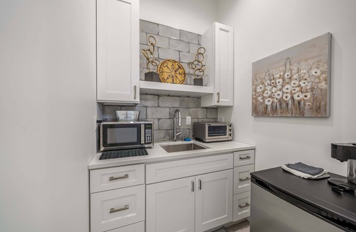 Laguna Beach Apartment | Shore to Please! Laguna Beach, Fl. Pet friendly! Across the street to the beach