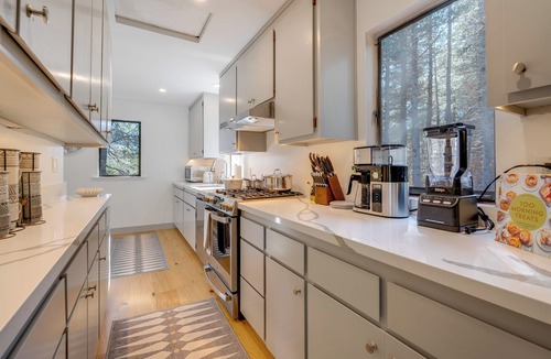 Bear Valley House | Ski-In/Ski-Out Retreat w/Sauna in Bear Valley!