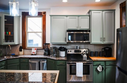 South Side Flats House | Sleeps 10 · Walk to Carson St · BBQ & Fire Pit