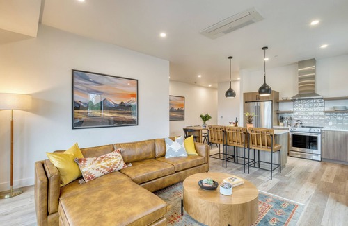 Bend House | Sleeps 40! 8 Modern Units/20 BDRs w/Deck+Hot Tub, 10mins to Downtown & Old Bend