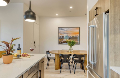 Bend House | Sleeps 40! 8 Modern Units/20 BDRs w/Deck+Hot Tub, 10mins to Downtown & Old Bend