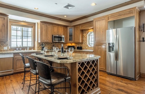 Mammoth Lakes Cabin | Sonenalp 1st-Floor Combo | 6BR/6BA | Private Hot Tub, Sauna; Easy Walk to Canyon