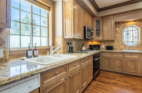 Mammoth Lakes Cabin | Sonenalp 1st-Floor Combo | 6BR/6BA | Private Hot Tub, Sauna; Easy Walk to Canyon