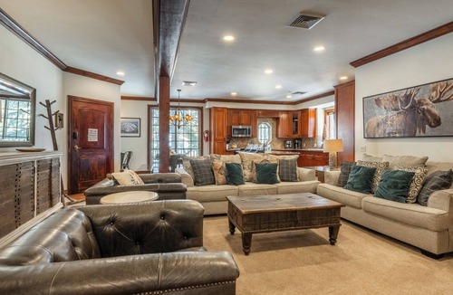 Mammoth Lakes Cabin | Sonenalp 1st-Floor Combo | 6BR/6BA | Private Hot Tub, Sauna; Easy Walk to Canyon