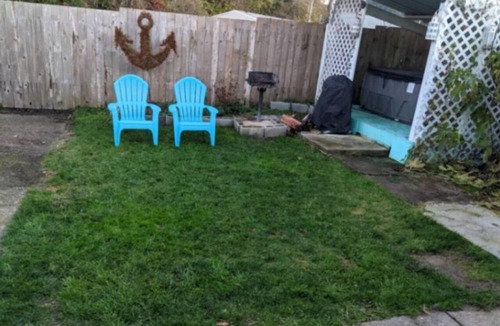 Winchester Bay House | Soothing Crab themed 3-bedroom home with WiFi and a hot tub in Winchester Bay.
