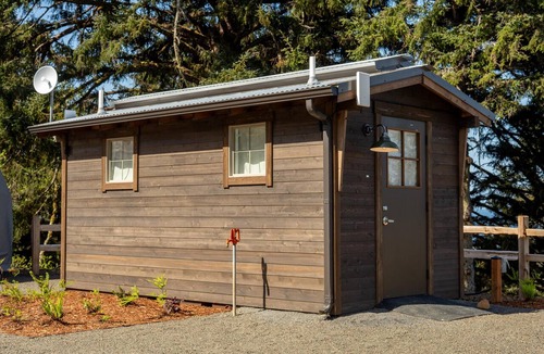 Tierra Del Mar Cabin | South Cape Dome Accessible, King - w/SHARED Luxury Bathhouse Access