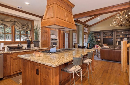Mammoth Lakes House | Spacious 5-bedroom 5 1/2 - Bath Home on Starwood Golf Course - 13th Fairway