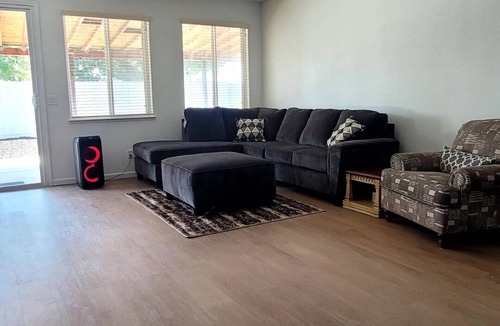 Roosevelt House | Spacious 5-bedroom house with WiFi, AC in welcoming Fresno