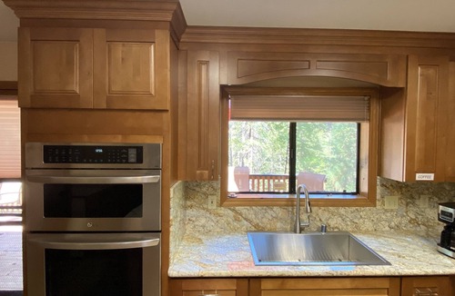 Glencoe Cabin | Spacious cabin with AC, private lake, hot tub, movie room