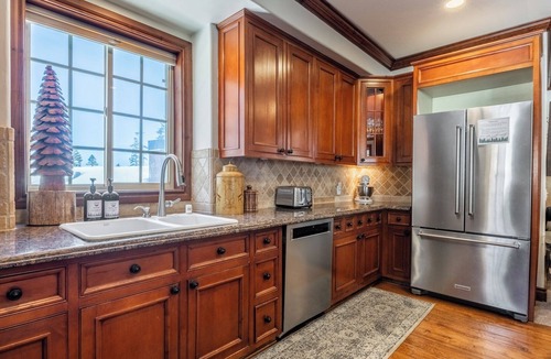 Mammoth Lakes Condo | Spacious Canyon Lodge Home | Mammoth Moose w/Hot Tub & Garage