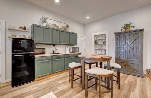 Central Point House | Spacious Cottage -Hot Tub, Patio, Fire Table, WIFI