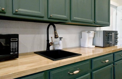 Central Point House | Spacious Cottage -Hot Tub, Patio, Fire Table, WIFI