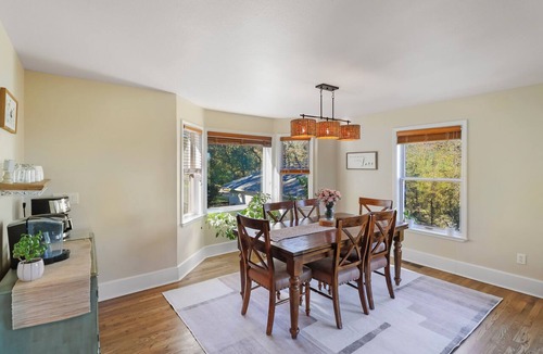 Redding House | Spacious Farmhouse/hot tub/game room/Mt. views/fire pit/fishing ponds