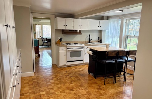 Wilton Apartment | Spacious & Historic 2-Bed – 5 Min Drive to High Mowing, 25 Min to Dublin School
