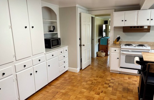 Wilton Apartment | Spacious & Historic 2-Bed – 5 Min Drive to High Mowing, 25 Min to Dublin School