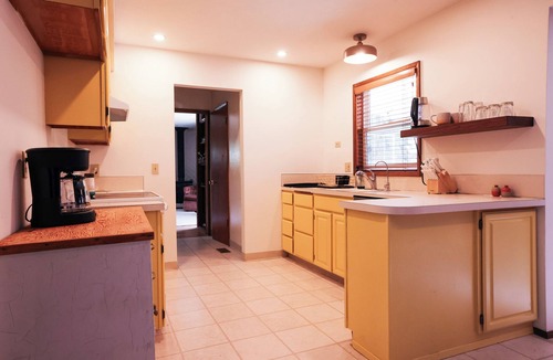 Milwaukie House | Spacious Ranch in Charming Milwaukie-1 mile from Sellwood