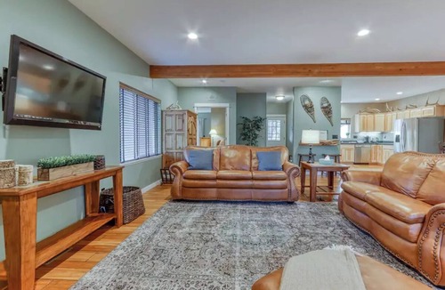 Oregon Water Wonderland Apartment | Spacious Three Rivers Lodge✦Fenced .5 Acre✦Hot Tub