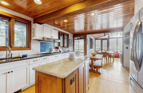 Hubbardton House | Spectacular dog-friendly lakefront house with washer/dryer & fast WiFi