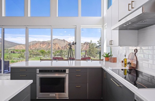 Terrebonne House | Spectacular Smith Rock Views on 5 Acres - Quiet and Modern w/King Beds