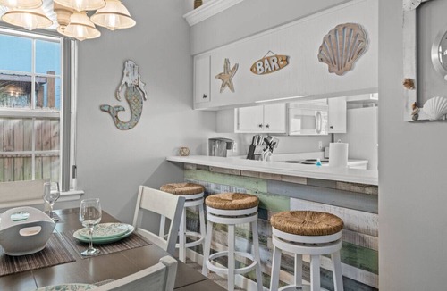El Centro Beach House | Starfish Beach House ~ Pet-Friendly Coastal Cottage 2 Blocks to Beach with Sunroom