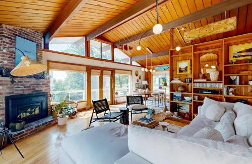 Georgetown House | Stunning artist's retreat with ocean view & amazing deck, near Reid State Park