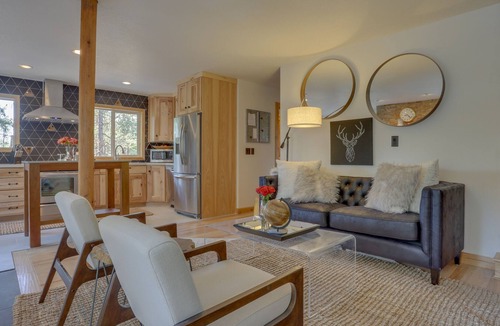 Government Camp Cabin | Stylish Duplex-Style Cabin with Free WiFi, Private Hot Tub, and Grill