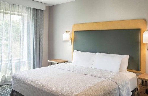 Canonsburg Hotel | Stylish Two King Studio Suites Minutes from Shops, Dining & Entertainment