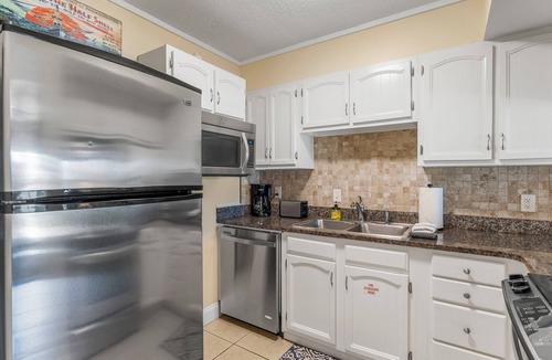 Panama City Beach Condo | Sugar Beach condo : Charming 2 bed condo beachside. Beach chair service included