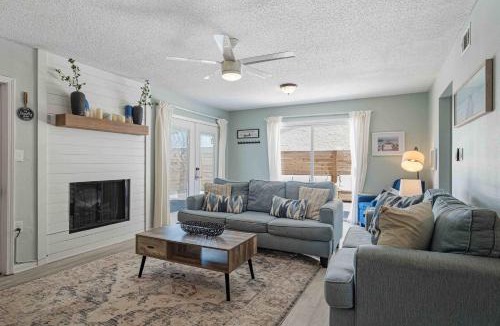Fort Walton Beach House | Sugar Reef Cottage-unit 1 - Gorgeous coastal townhome with washer&dryer close to beach & dog-friendly