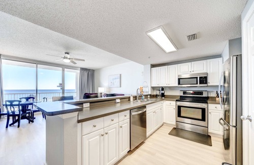 Long Beach Condo | Summer savings ! RESERVED PARKING and free beach chair tower 1-305