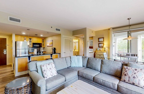 Baytowne Wharf Condo | Sunlit condo with washer&dryer, AC, pool, outdoor hot tub, & beach access
