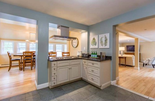 Oakland House | Sunny, spacious and updated lake cottage - amazing views & steps from the water!