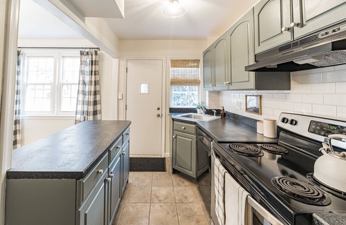 Wissahickon House | Sunny & Stylish Manayunk Cottage w/Private Back Yard