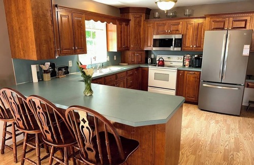 Ronks House | Sunnycrest Guesthouse - Spacious 4-bedroom home, 5 min to Kitchen Kettle Village