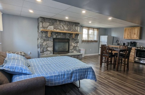 Ronks House | Sunnycrest Guesthouse - Spacious 4-bedroom home, 5 min to Kitchen Kettle Village